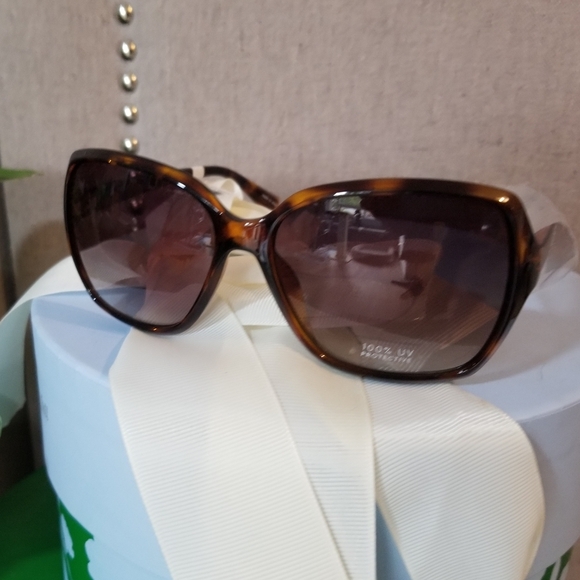 Ann Taylor Tortoise Shell Women's Sunglasses - Picture 8 of 8